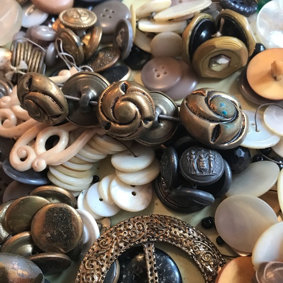 Huge Lot Of Vintage Buttons ~ Brass, Wood, Mother Of Pearl Etc. - Picture 5 of 9